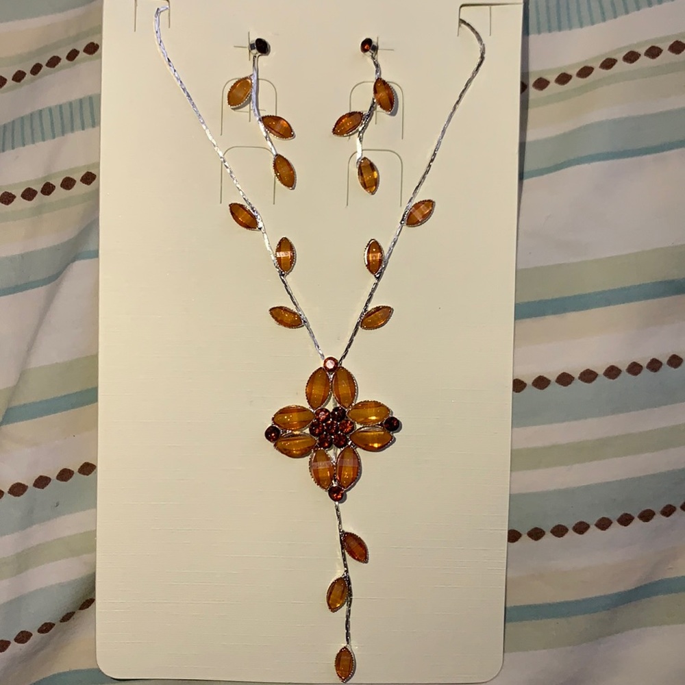 Leaf Design Necklace & Earring Set!